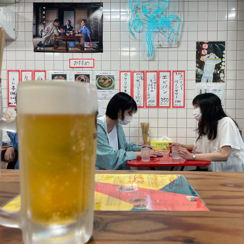 大阪「台風飯店」で台湾気分_店内は壁沿いにテーブル席、中央はカウンター席に